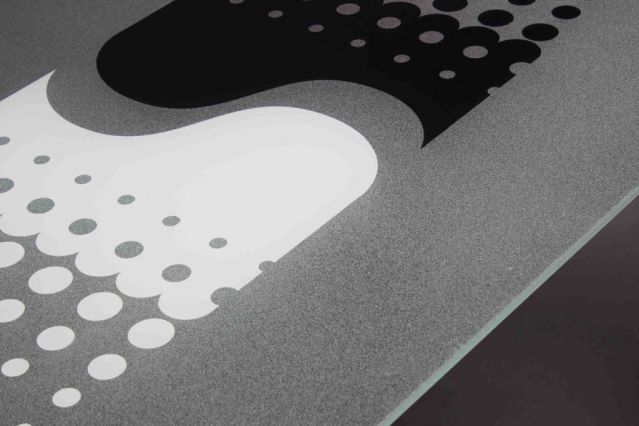 Обеденный стол Противодействие