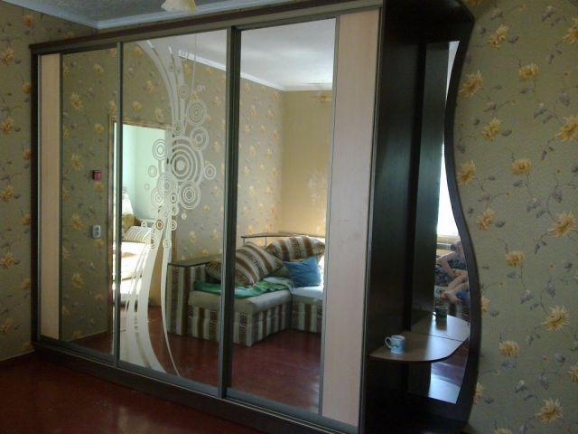 Шкаф-купе 3-х дверный с эркером-зеркалом