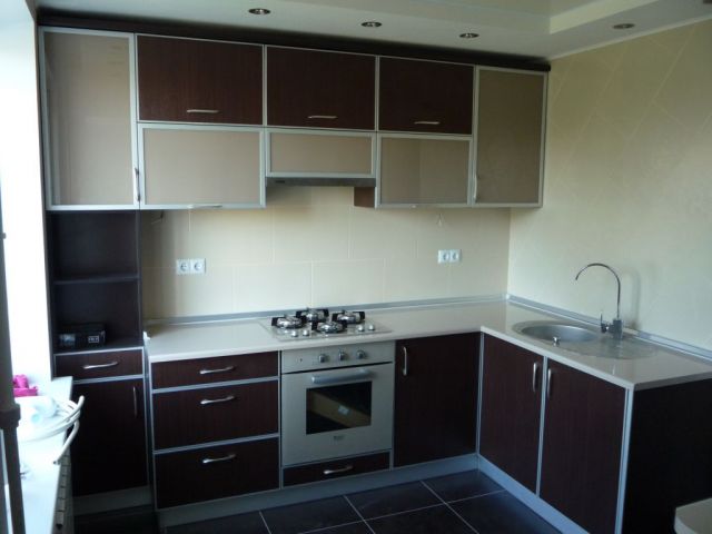 Кухня с пластиковыми фасадами в рамке