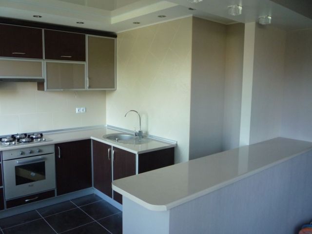 Кухня с пластиковыми фасадами в рамке